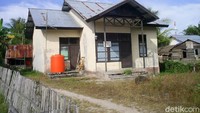 Bahkan rumah dinas bagi dokternya pun tampak sangat tidak terawat. dr Meilani Ayu Lestari, satu-satunya dokter di puskesmas tersebut pun sempat takut tinggal di rumah itu. (Foto: dok. pribadi Puskesmas Paloh Kalbar) 