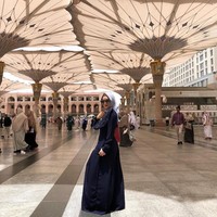 Inilah gaya Krisdayanti yang tengah jadi sorotan karena tampil glamour saat umrah. KD demikian dia biasa disapa sedang menjalani umrah Ramadan bersama suaminya, Raul Lemos. Berpose di halaman Masjid Nabawi, Madinah, KD terlihat memakai gamis panjang dengan hiasan mutiara, matching dengan kacamata hitamnya yang juga dihiasi bebatuan berkilau. Foto: Dok. Instagram