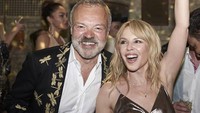 Graham Norton juga tampak hadir memberikan selamat kepada Kylie. Foto: Gavin Bond/ Garenote LTD