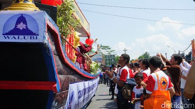 Rangkaian Perayaan Tri Suci Waisak, Umat Buddha Gelar Kirab