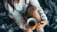 Kalau ini pose Karen saat menikmati minuman hangat. Kira-kira Karen minum teh, kopi atau susu ya? Foto: Instagram karbearv