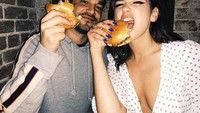 Makan burger dengan siapa ya Dua Lipa? Kelihatannya burgernya enak nih. Foto: Instagram @dualipa