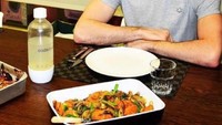 Bersiap untuk makan, menunya tetap ada sayuran dan air putih jadi minuman wajib.Foto: Instagram @garethbale11