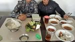 Pose Keren Ustaz Riza Muhammad Saat Makan Pindang dan Minum Jus