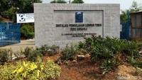 Ini adalah tinja yang diambil dari rumah masyarakat. Dari septic tank dibawa ke sini itu kita olah. Jadi kita pisahkan kepadatannya dan cairannya, kata Andri di kantor Instalasi Pengolahan Lumpur Tinja Duri Kosambi, Jl Lingkar Luar Barat, Duri Kosambi, Jakarta Barat, Selasa (29/5/2018). (Foto: Yulida/detikcom)