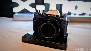 Fujifilm mengklaim X-T100 punya baterai yang tahan lama. Untuk sekali isi ulang, baterainya ini bisa digunakan untuk memotret hingga sekitar 430 foto.  Foto: Adi Fida Rahman/detikINET