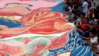 Thangka adalah lukisan di atas kain bersulam, yang biasanya sutra. Jadi bukan lukisan datar seperti cat minyak atau akrilik. (Foto: Dok. REUTERS/Lai Seng Sin)