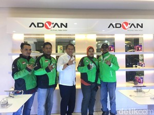 Menkominfo Kenalkan Ponsel Lokal ke Driver Go-Jek