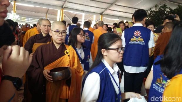 Umat Buddha Padati Wihara Ekayana Arama Jakbar Rayakan Waisak