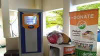 ATM yang mengeluarkan beras itu berada di kawasan Masjid Raya Bintaro (Foto: Yuni Ayu Amida/detikcom)