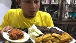 Lihat Serunya Pelawak Aden Bajaj Saat Kulineran Bareng Keluarga