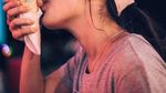 10 Pose Karen Vendela, Si Cantik Pacar Boy William Saat Makan