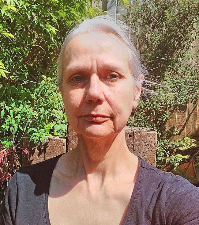 Dan benar saja, dengan segala teknik yang disebutkannya, Chriss mampu mengubah para wanita tua ini menjadi sama menariknya seperti gadis muda. Salah satunya adalah Joanna yang sudah berusia 58 tahun ini. Foto: Dok. Dollhouse Photography