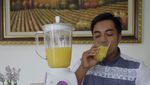 Pose Keren Ustaz Riza Muhammad Saat Makan Pindang dan Minum Jus