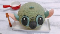 Bentuk chiffon cake juga tak hanya bundar biasa lho. i_bun_go_go berkreasi membentuk kepala Stitch, lengkap dengan mata, hidung dan telinganya. Foto: Instagram i_bun_go_go