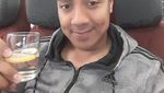 Pose Keren Ustaz Riza Muhammad Saat Makan Pindang dan Minum Jus