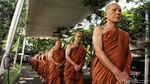 Umat Budha di Jakut Lakukan Ritual Pindapatta