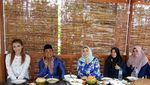 Pose Keren Ustaz Riza Muhammad Saat Makan Pindang dan Minum Jus