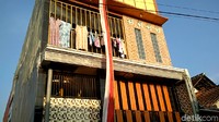 Seorang pelajar SMP berinisial EP ditemukan tewas gantung diri di kamar kosnya di Kota Blitar. Diduga kenekatan EP ini lantaran takut tidak diterima masuk SMAN 1 Kota Blitar karena sistem zonasi. EP diduga gagal masuk ke SMA favorit meski dikenal pintar. EP sempat menulis pesan sebanyak tiga lembar untuk orang tuanya. Dengan memakai spidol warna biru, dia juga mengarahkan apa saja yang harus dikerjakan pengasuhnya saat menemukan jasadnya tergantung.  (Foto: Erliana Riady)