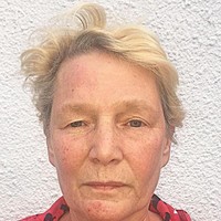 Wanita berusia 65 tahun bernama Jane ini terlihat sudah berkeriput pada wajah hingga lehernya. Foto: Dok. Dollhouse Photography