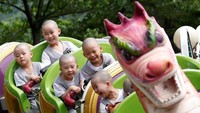 Saat mereka berkunjung ke taman hiburan Everland, Yongin, Korea Selatan.  (Foto: Dok. REUTERS/Kim Hong-Ji)