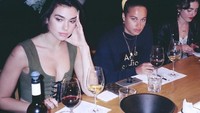 Bersama dengan teman-temannya. Dua Lipa terlihat sedang pusing nih mneikmati red wine dan white wine di mejanya. Foto: Instagram @dualipa