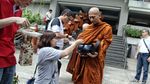 Umat Budha di Jakut Lakukan Ritual Pindapatta