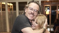 Kylie Minogue dipeluk erat aktor Guy Pearce. Foto: Gavin Bond/ Garenote LTD