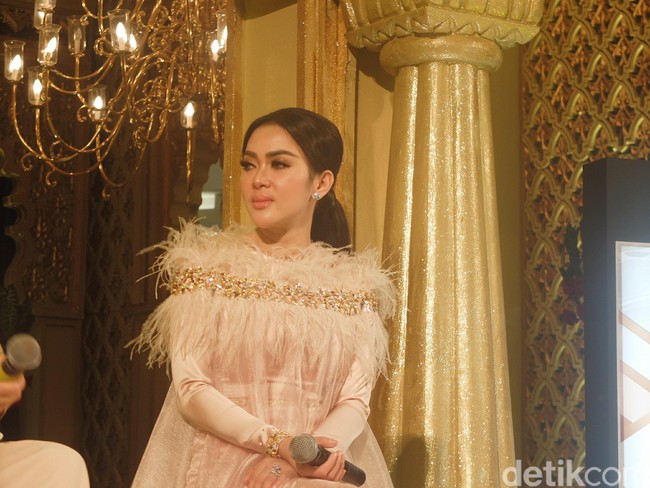 Andalanku eyeshadow emas dari Lakme. Jadinya on point di mata. Untuk hari-hari juga masih oke. Orang pasti ingin tampil bercahaya saat buka puasa atau Lebaran, ungkap Syahrini di Senayan City, Senin (28/5/2018).  Foto: Kiki/Wolipop