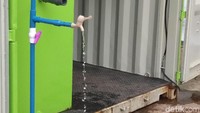 Hasilnya kotoran tinja mengambang sementara air yang tak ada kotoran ada di bawah. Andri menyebut 95% kotoran terangkat di proses itu, sementara 5% kotoran akan kembali dibersihkan di sistem PAL Andrich Tech hingga menjadi bening. Foto: Yulida/detikcom