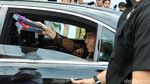 Dari dalam Mobil, Jokowi Bagikan Hadiah ke Warga Ciracas