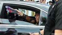 Sesekali terdengar teriakan warga yang memanggil nama presiden dan dibalas dengan hadiah serta lambaian tangan.