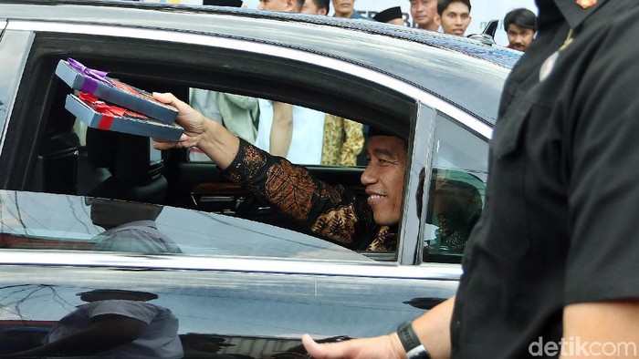 Warga Ciracas, Jakarta Timur sangat antusias saat Presdien Jokowi membagikan hadiah. Hadiah diberikan Jokowi dari dalam mobil.