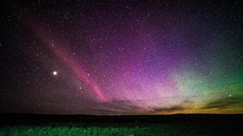 Sebagai penutup, ini ada aurora jenis baru bernama STEVE. Bagaimana, lebih cantik aurora di Bumi atau di luar angkasa? Foto: REUTERS/Alexander Kuznetsov.