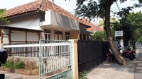 Rumah itu berada di sebuah jalan kecil di Kwitang, Jakarta Pusat dan memiliki empat kamar. Artidjo menyewa sebuah kamar dengan tarif Rp 12 juta/tahun. Rumah itu kini telah dipercantik di sana-sini. Lokasinya tidak begitu jauh dari kali.