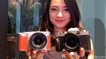 Kamera X-T100 mengadopsi desain bodi retro seperti X-T20 dengan spesifikasi mirip X-A5. Foto: Adi Fida Rahman/detikINET