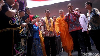 Turut Rayakan Waisak, Anies Sambangi Wihara Ekayana Jakbar