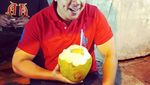 Pose Keren Ustaz Riza Muhammad Saat Makan Pindang dan Minum Jus