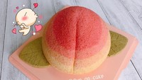 Sederhana tapi tetap kelihatan menggemaskan. Ini chiffon cake bentuk buah peach dengan gradasi warna yang cantik. Foto: Instagram i_bun_go_go