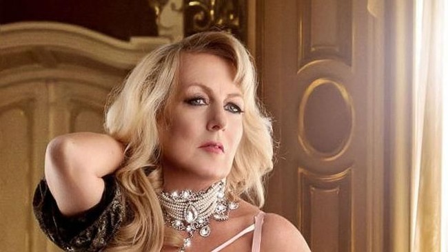 Tricia menjadi terlihat lebih muda berkat makeup, hair clip dan busana serta aksesori yang dikenakannya. Foto: Dok. Dollhouse Photography