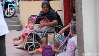 Salah satu pengemis bahkan menggunakan kursi roda.