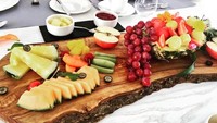 Wah, fruit platter-nya menggiurkan ya. Melon, semangka, apel, strawberry dan anggur.  Foto: Instagram @garethbale11