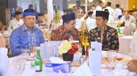 Pihak Istana Kepresidenan juga mengabadikan momen pertemuan tersebut. Tampak Fahri sedang berbincang dengan Jokowi di meja makan. Ketua DPR RI Bambang Soestyo juga ada dalam forum tersebut. (Foto: Muchlis Jr - Biro Pers Setpres)