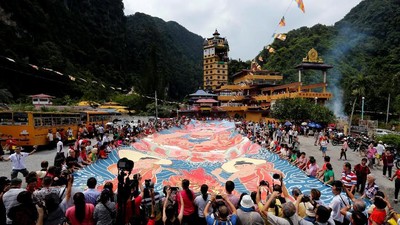Foto: Waisak di Malaysia, Umat Buddha Bentangkan Thangka Raksasa