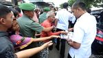 Dari dalam Mobil, Jokowi Bagikan Hadiah ke Warga Ciracas