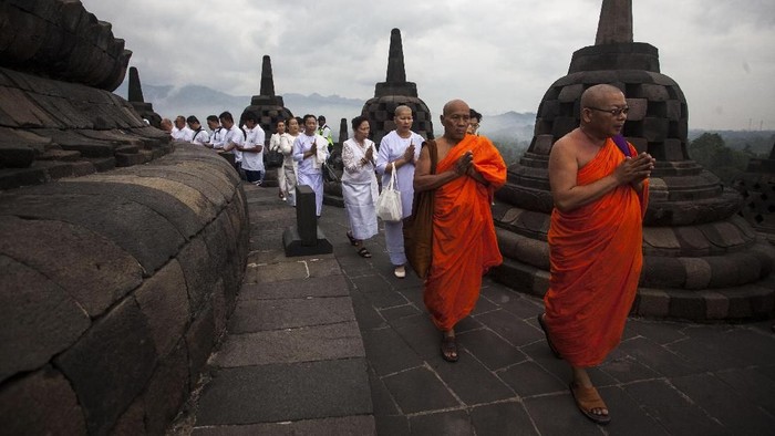 Sejumlah biksu tengah melakukan ritual doa pagi Waisak 2018 di Candi Borobudur. Doa tersebut diikuti para biksu dan umat Budha.