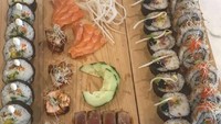 Sushi bikinan sendiri. Lengkap banget ya, sushi rolls, fillet salmon dan beefsteak. Foto: Instagram @garethbale11