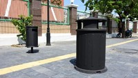 Fasilitas lainnya juga dilengkapi, seperti, tempat duduk panjang, tempat sampah, juga lampu penerangan jalan utama dan trotoar. Dok. Kementerian PUPR.