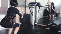 Lolita mencoba olahraga sambil memakai alat EMS (Electrical Muscle Stimulation). (Foto: Instagram/lolitagustine)
