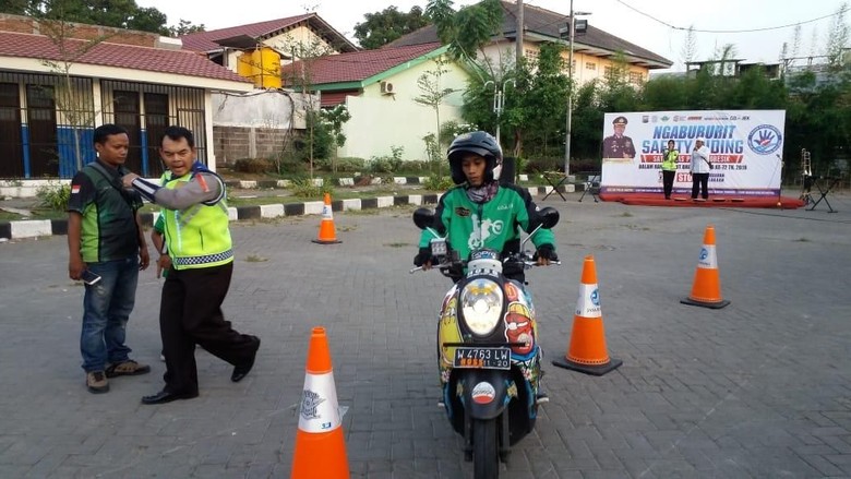 Saat Driver Ojek Online Diajak Ngabuburit Safety Riding Saat Driver Ojek Online Diajak Ngabuburit Safety Riding